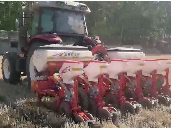 氣吸播種機(jī)作業(yè)視頻